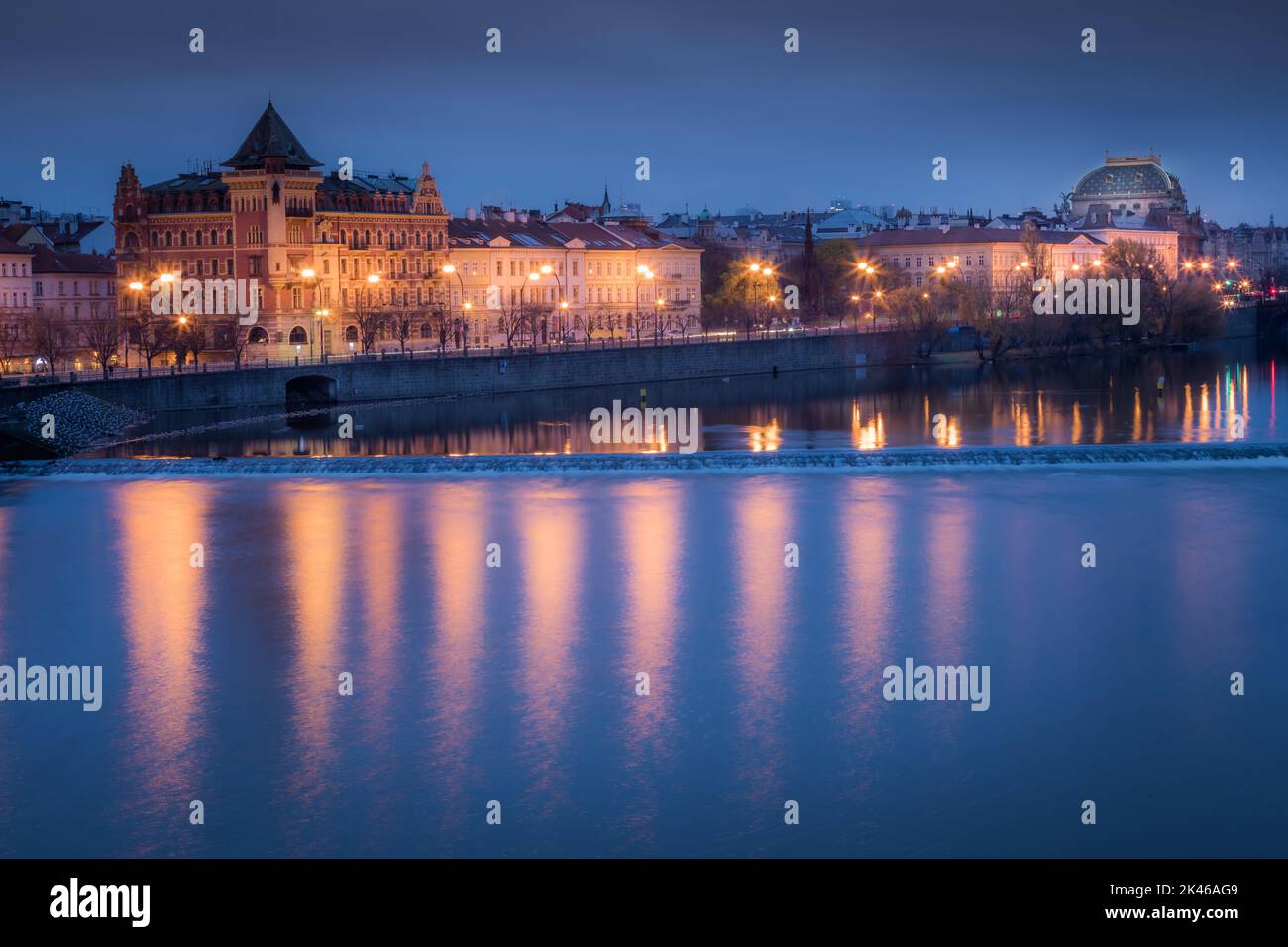 La città vecchia di Praga e il fiume Moldava illuminati all'alba silenziosa, Repubblica Ceca Foto Stock