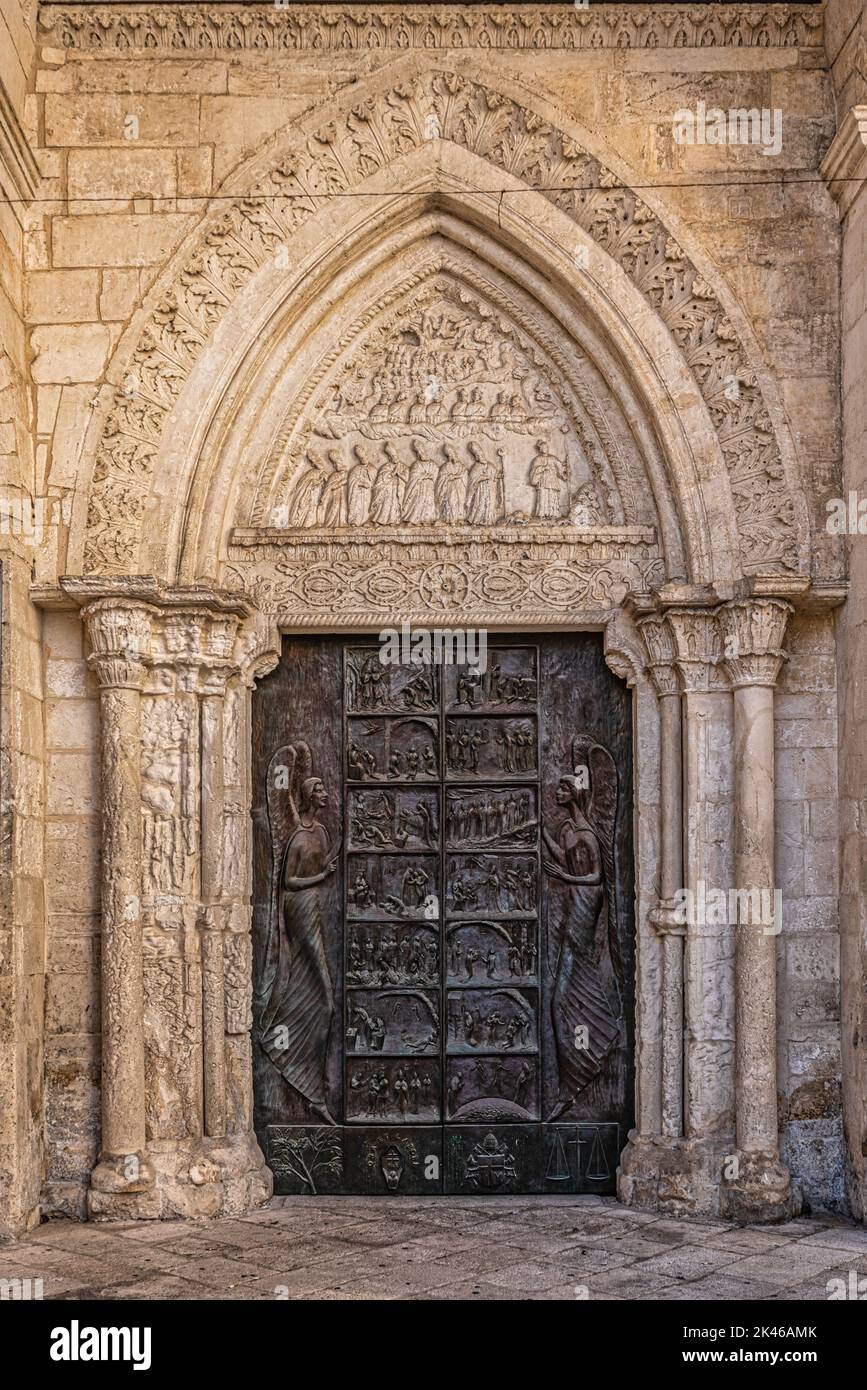 Ingresso al santuario dedicato a San Michele Arcangelo. Nel portale, in bronzo, i pannelli mostrano tutta la storia del Santuario. Foto Stock