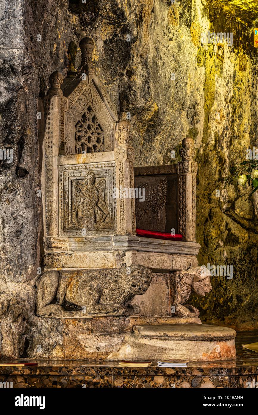 Trono reale, realizzato con materiali antichi riciclati come i due bassorilievi ai lati della base. Santuario di San Michele, Monte Sant'Angelo Foto Stock