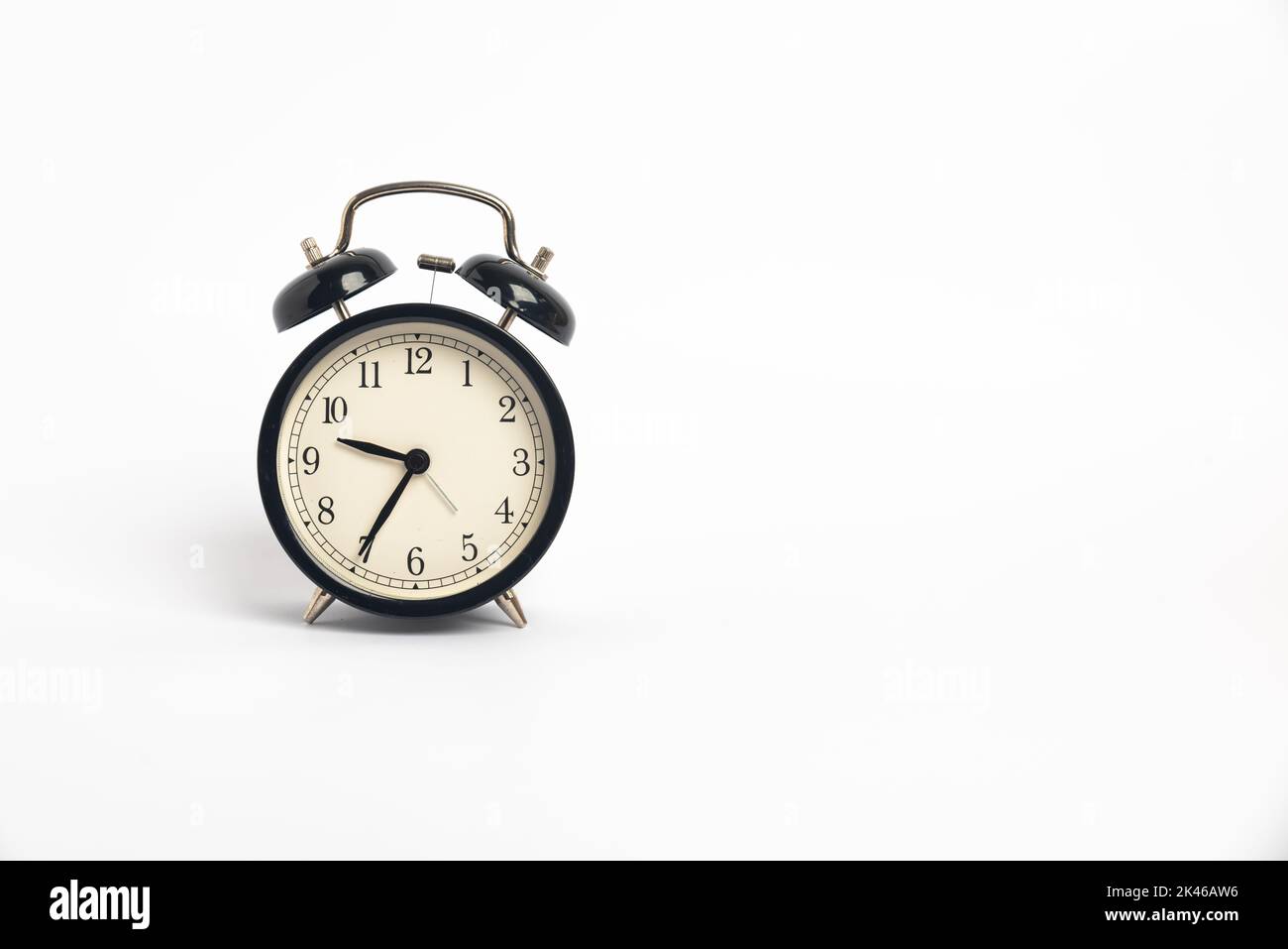 Sveglia vintage nera isolata su sfondo bianco, Time Concept, ore 9:35.  Mattina, promemoria Foto stock - Alamy