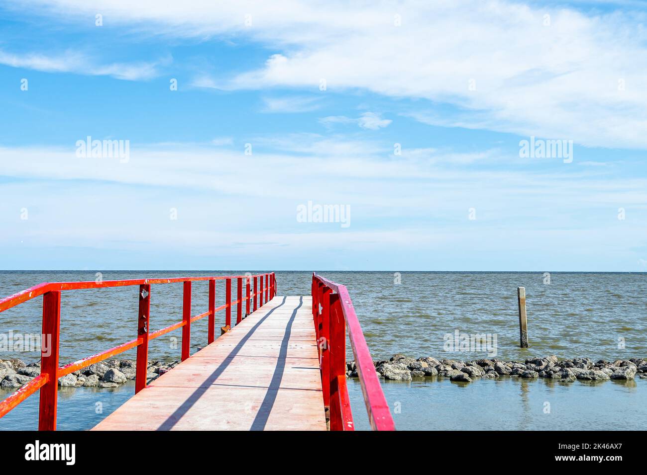 Il ponte rosso lungo il Mar Tailandese Ao nella provincia di Samut Sakhon in Thailandia ed è un luogo per vedere il Delfino. Foto Stock
