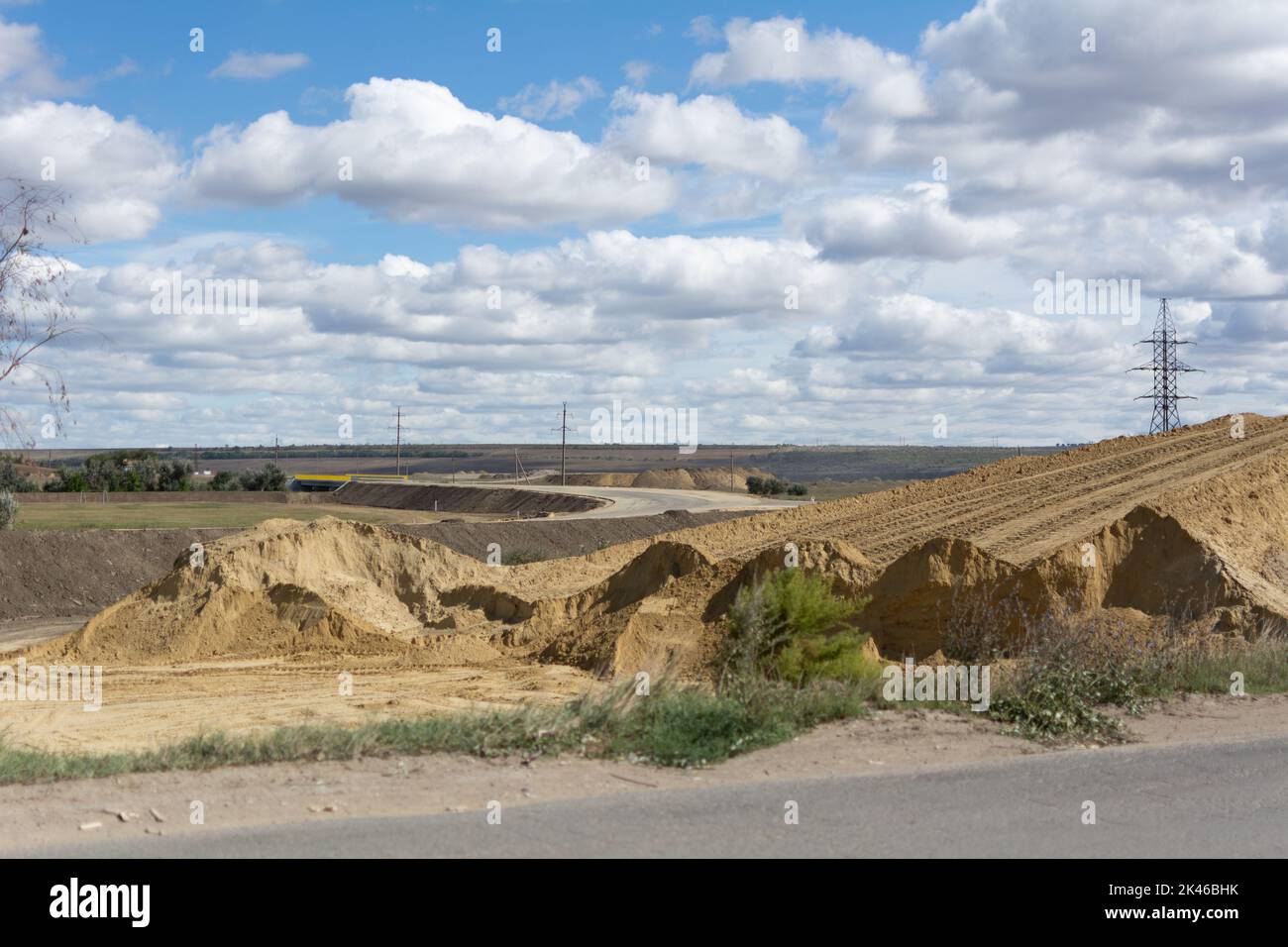 Cantiere di cave di sabbia e ghiaia. Costruzione all'aperto strada sterrata tumulo e autunno cielo paesaggio Foto Stock