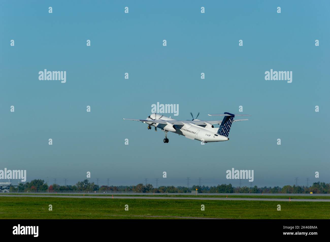 Porter Airlines, Dash 8 400, decollo all'aeroporto McDonald Cartier di Ottawa, Ottawa, Ontario, Canada Foto Stock