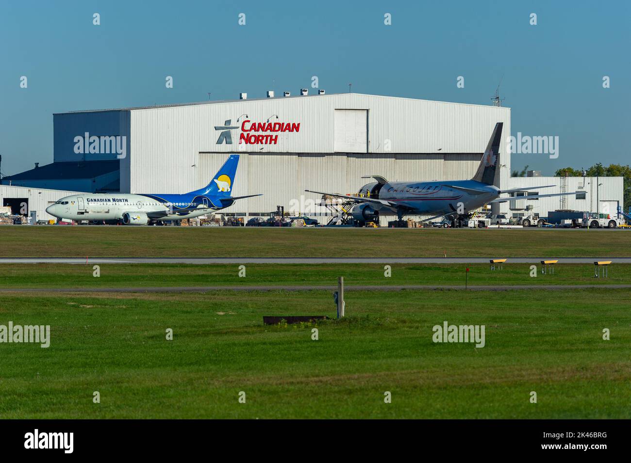 Canadian North Building e Canadian North Aircraft (Boeing 737) presso l'aeroporto McDonald Cartier di Ottawa, Ottawa, Ontario, Canada Foto Stock