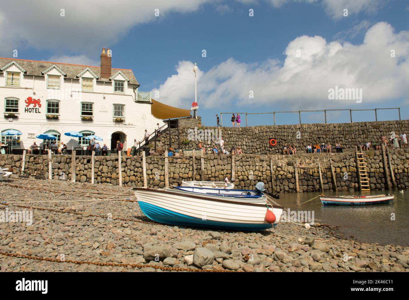 18th ° secolo, Red Lion Hotel, Clovelly, accanto al 14th ° secolo porto muro, Devon costa, marea in con barche, Foto Stock