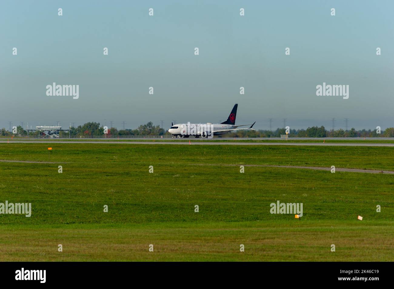 Air Canada Boeing 737 MAX all'aeroporto McDonald Cartier di Ottawa Foto Stock