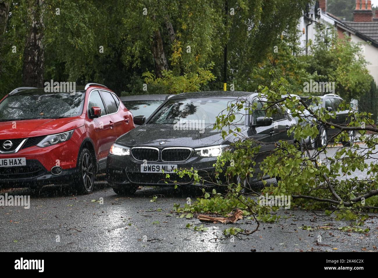 Edgbaston, Birmingham - 30th 2022 settembre - i driver negoziano un ramo dell'albero giù su Harrison Road in Edgbaston durante i venti forti e la pioggia che hanno colpito il paese. PIC Credit: Scott CM/Alamy Live News Foto Stock