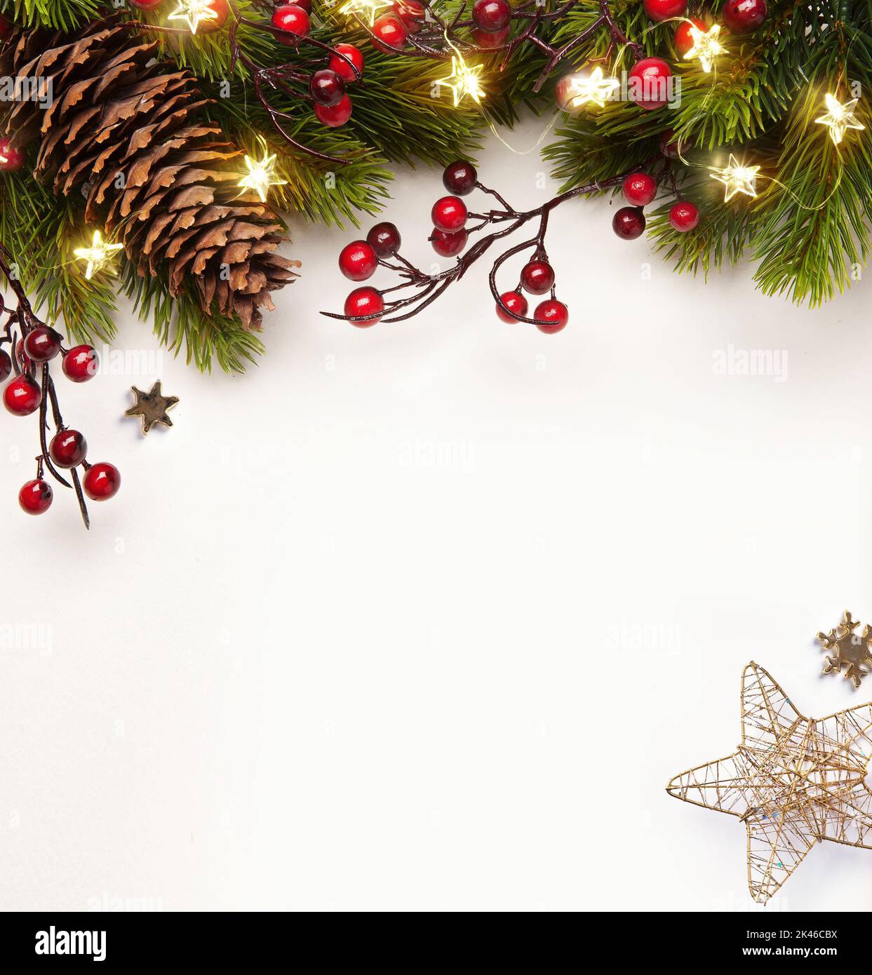 Banner di Natale o biglietti d'auguri design. Sfondo Natale di luci scintillanti garland, con regali di festa e ramo di albero di Natale Foto Stock