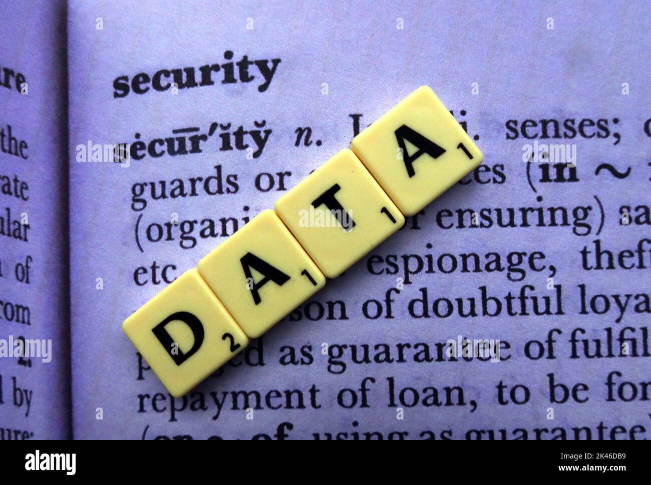 Sicurezza dei dati, scritta in lettere scrabble, sulla definizione del dizionario di sicurezza Foto Stock