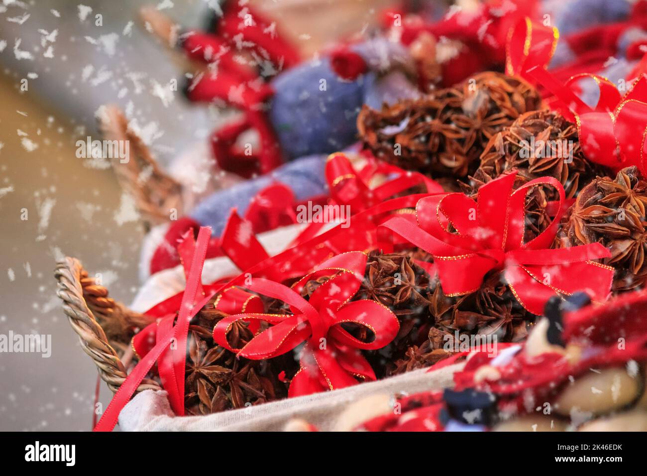 Paesaggio urbano festoso - vista del primo piano di frutta secca all'anice sul mercatino di Natale (Weihnachtsmarkt) nella città di Vienna, Austria Foto Stock