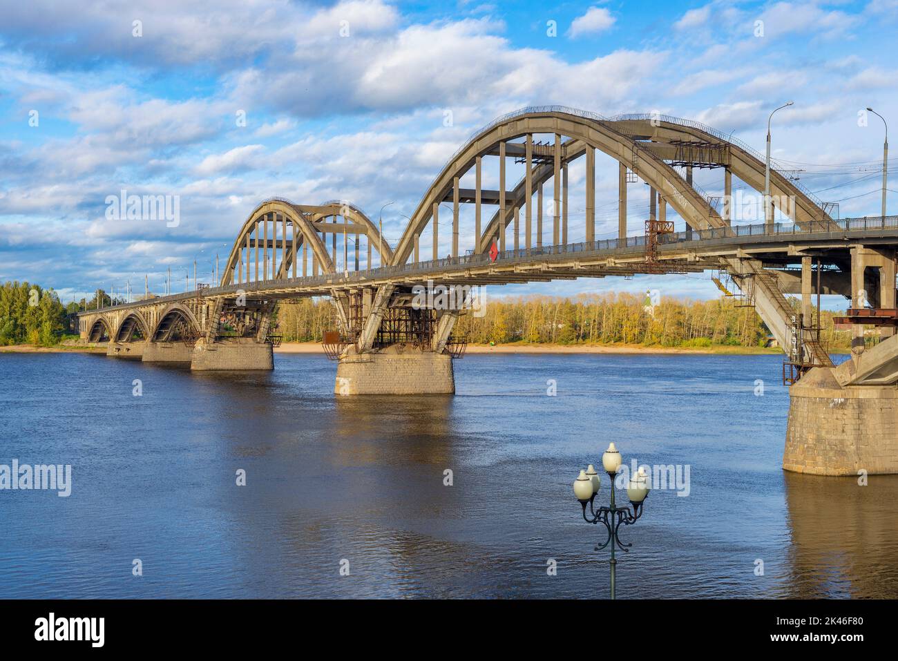 Ponte sulla strada cittadina che attraversa il fiume Volga in un giorno di settembre. Rybinsk, Russia Foto Stock