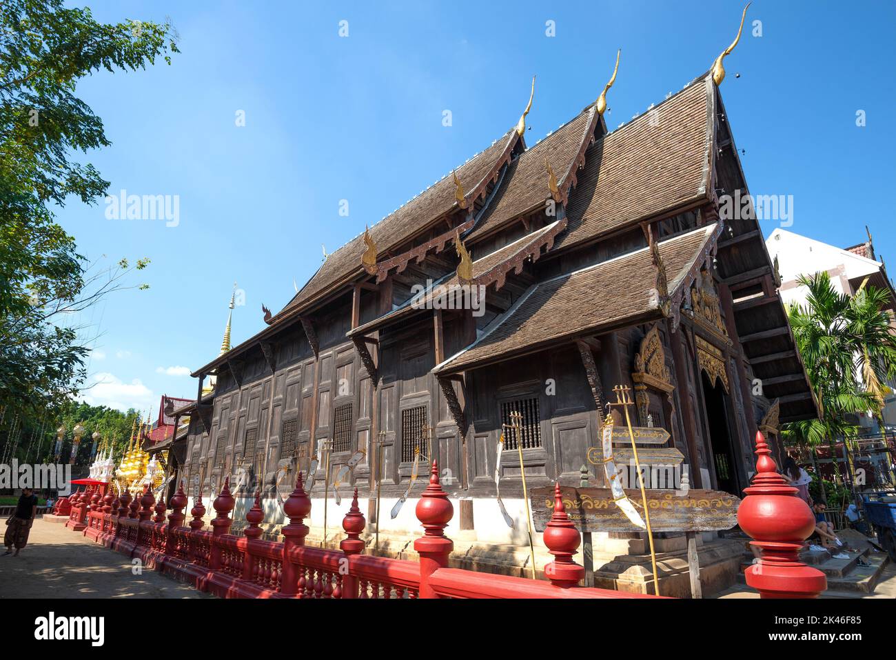 CHIANG mai, THAILANDIA - 19 DICEMBRE 2018: vihara in legno dell'antico tempio buddista di Wat Phantao in una giornata di sole Foto Stock