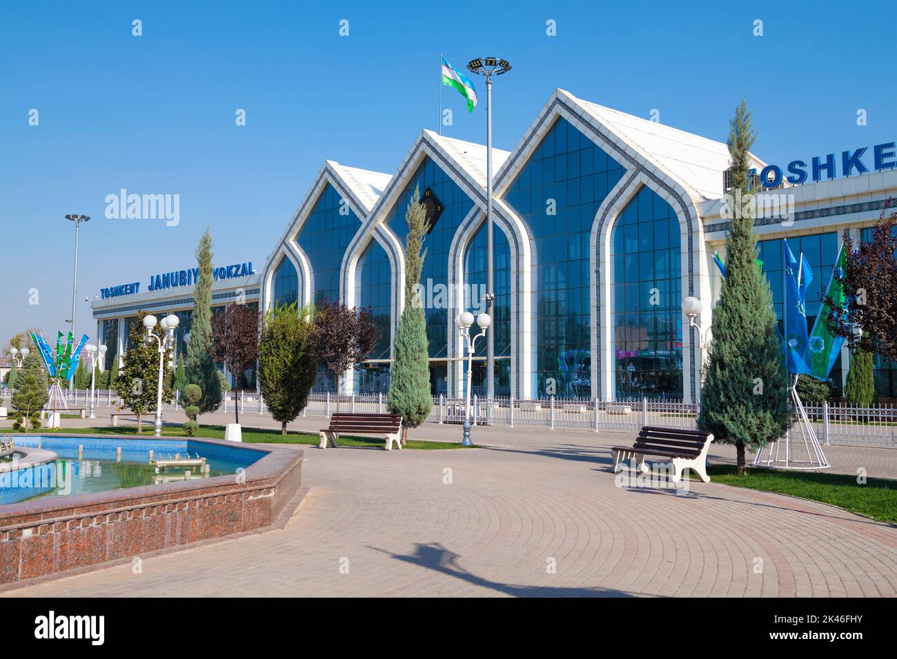 TASHKENT, UZBEKISTAN - 04 SETTEMBRE 2022: La costruzione della stazione Tashkent Sud in una giornata di sole Foto Stock