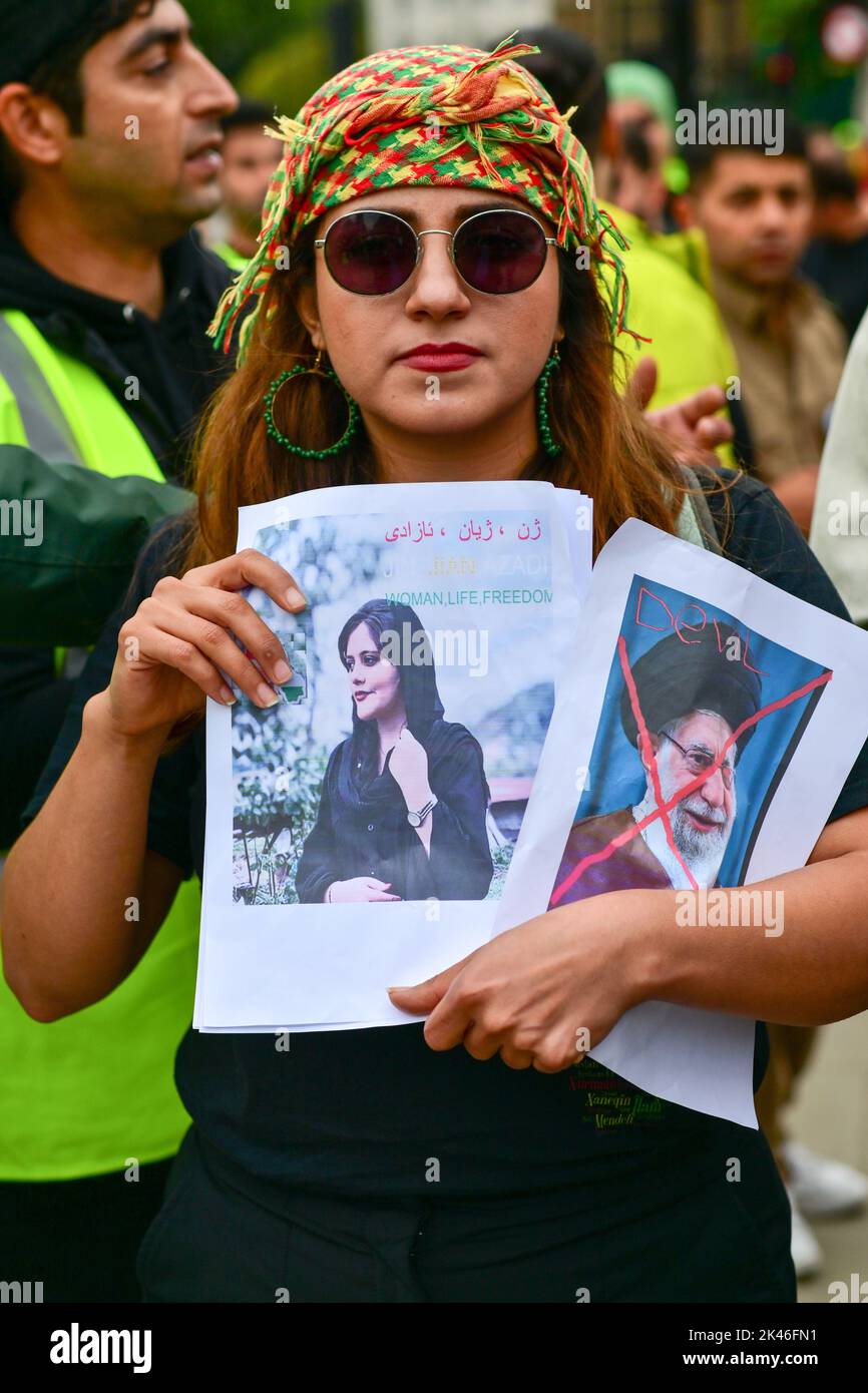 Manifestazione della comunità curda dopo la morte di Mahsa Amini è una donna kudish/iraniana di fronte alla Piazza del Parlamento, Londra, Regno Unito. 30th settembre 2022. Foto Stock