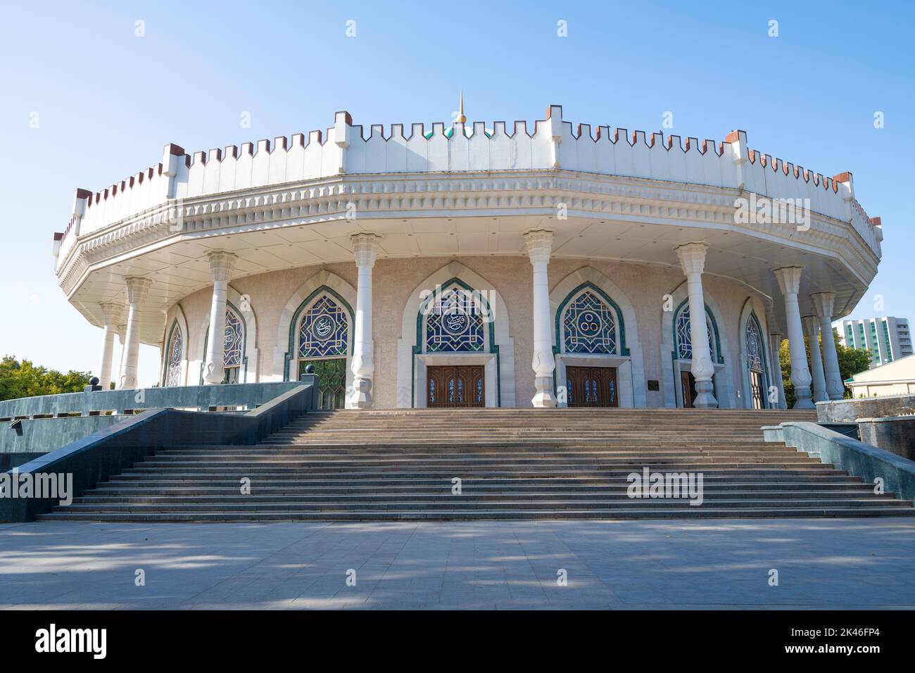 TASHKENT, UZBEKISTAN - 15 SETTEMBRE 2022: Presso la costruzione del Museo Amir Timur (Museo Timurid) in una mattinata di sole Foto Stock