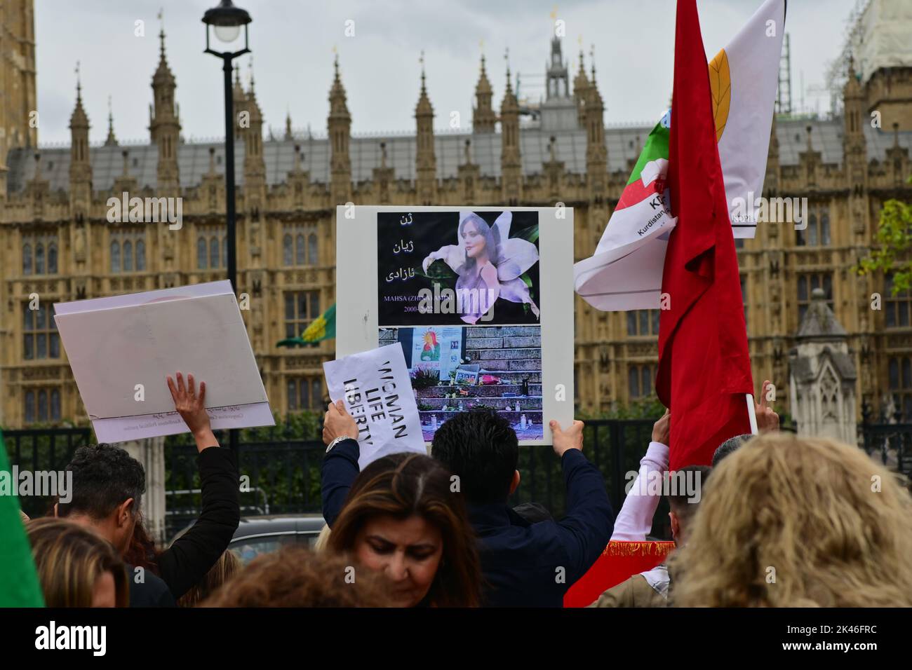 Manifestazione della comunità curda dopo la morte di Mahsa Amini è una donna kudish/iraniana di fronte alla Piazza del Parlamento, Londra, Regno Unito. 30th settembre 2022. Foto Stock