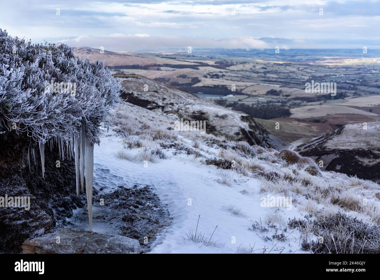 Ambiente invernale gelido, amaro, freddo e innevato. Le colline settentrionali, il Lake District, Cumbria Foto Stock