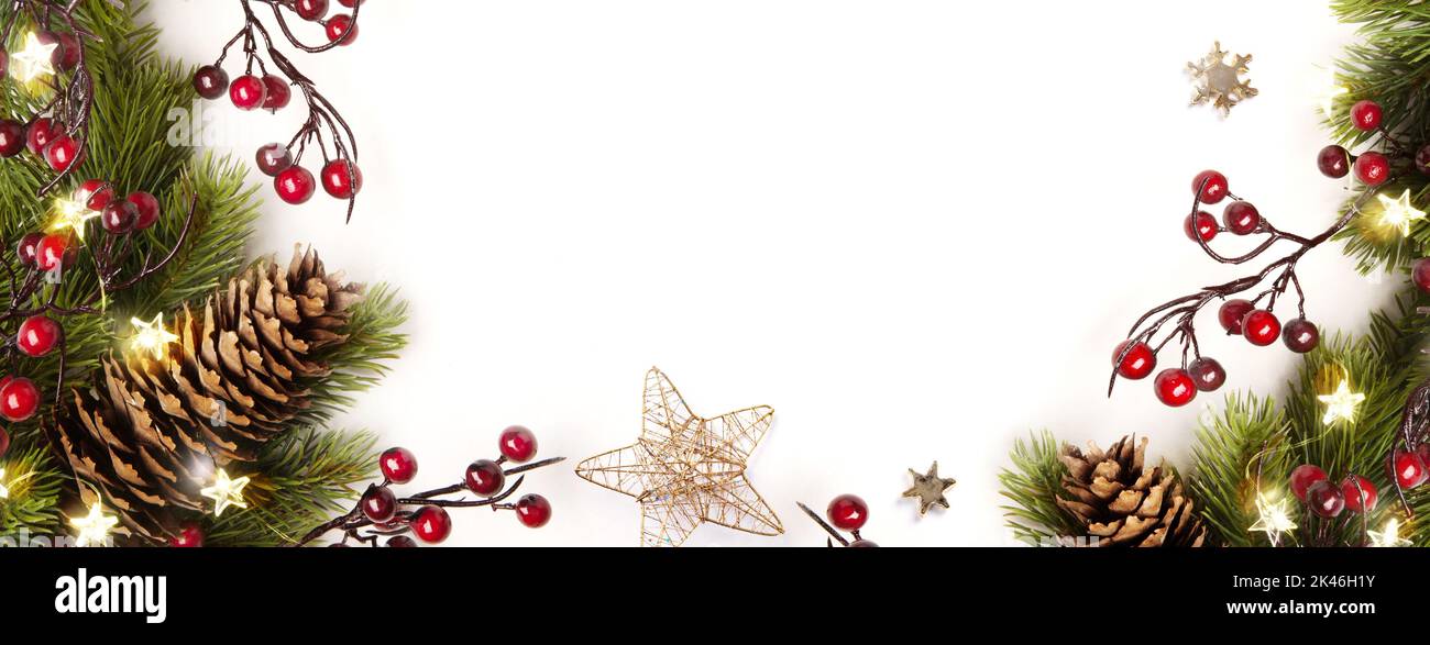 Banner di Natale o biglietti d'auguri design. Sfondo Natale di luci scintillanti garland, con regali di festa e ramo di albero di Natale Foto Stock