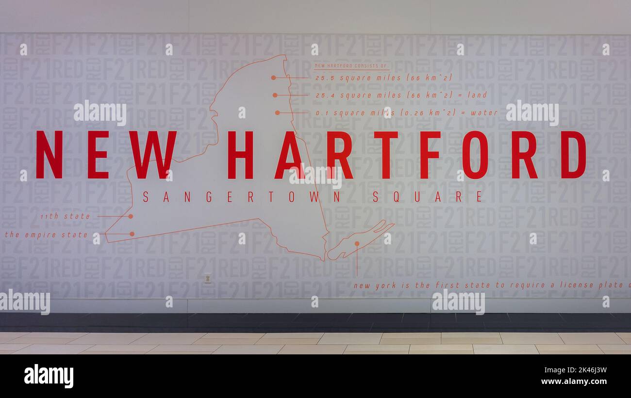 New Hartford, New York - 6 settembre 2022: Primo piano Vista del paesaggio di New York Mappa dello Stato sul Muro di Sangertown Mall ingresso con informazioni su New Hartfor Foto Stock