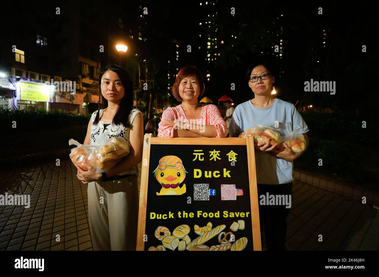 Da sinistra, anatra i co-fondatori di Food Saver Amy Lai sui-fong , Shadow Cheung Ling-cheung , Joe Wong Man-ha fotografato in Yuen Long. Formato un anno fa, Duck the Food Saver riunisce cinque volontari tre volte alla settimana per raccogliere il pane in eccesso dalle panetterie di Yuen Long e distribuirlo a coloro che ne hanno bisogno. 22SEP22 SCMP / Xiaomei Chen. Foto Stock