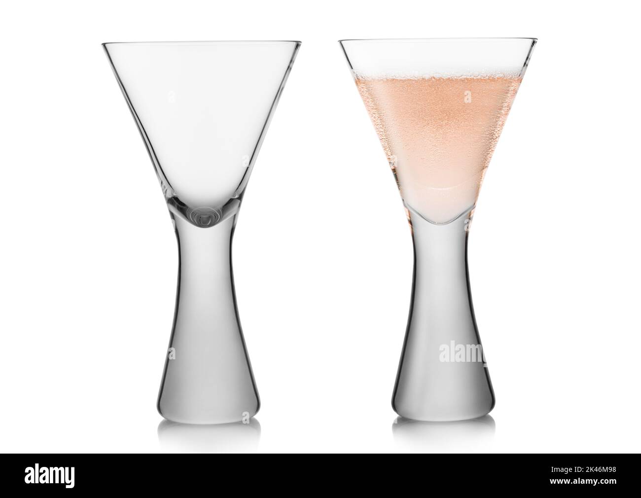 Bicchiere di vino rosa e champagne bianco. Pieno e vuoto per un ottimo ristorante. Foto Stock