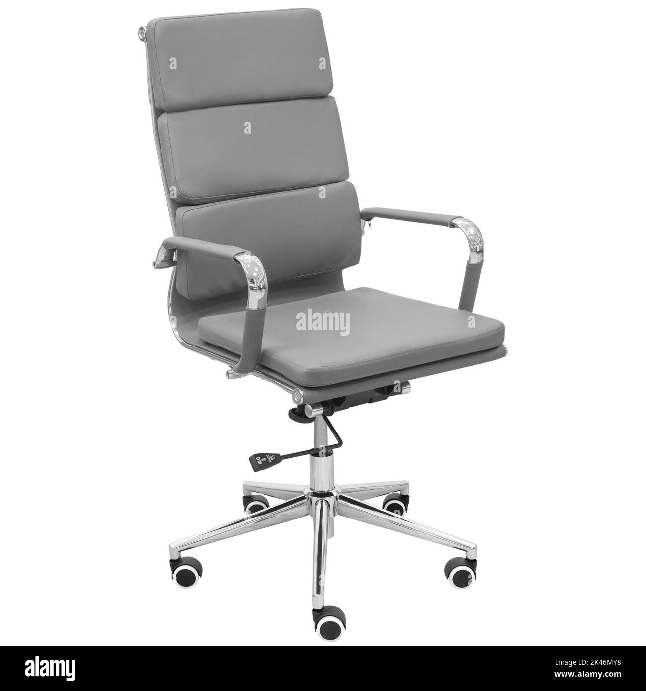 Sedia da ufficio grigia con rivestimento cromato. Isolato su sfondo bianco. Foto Stock