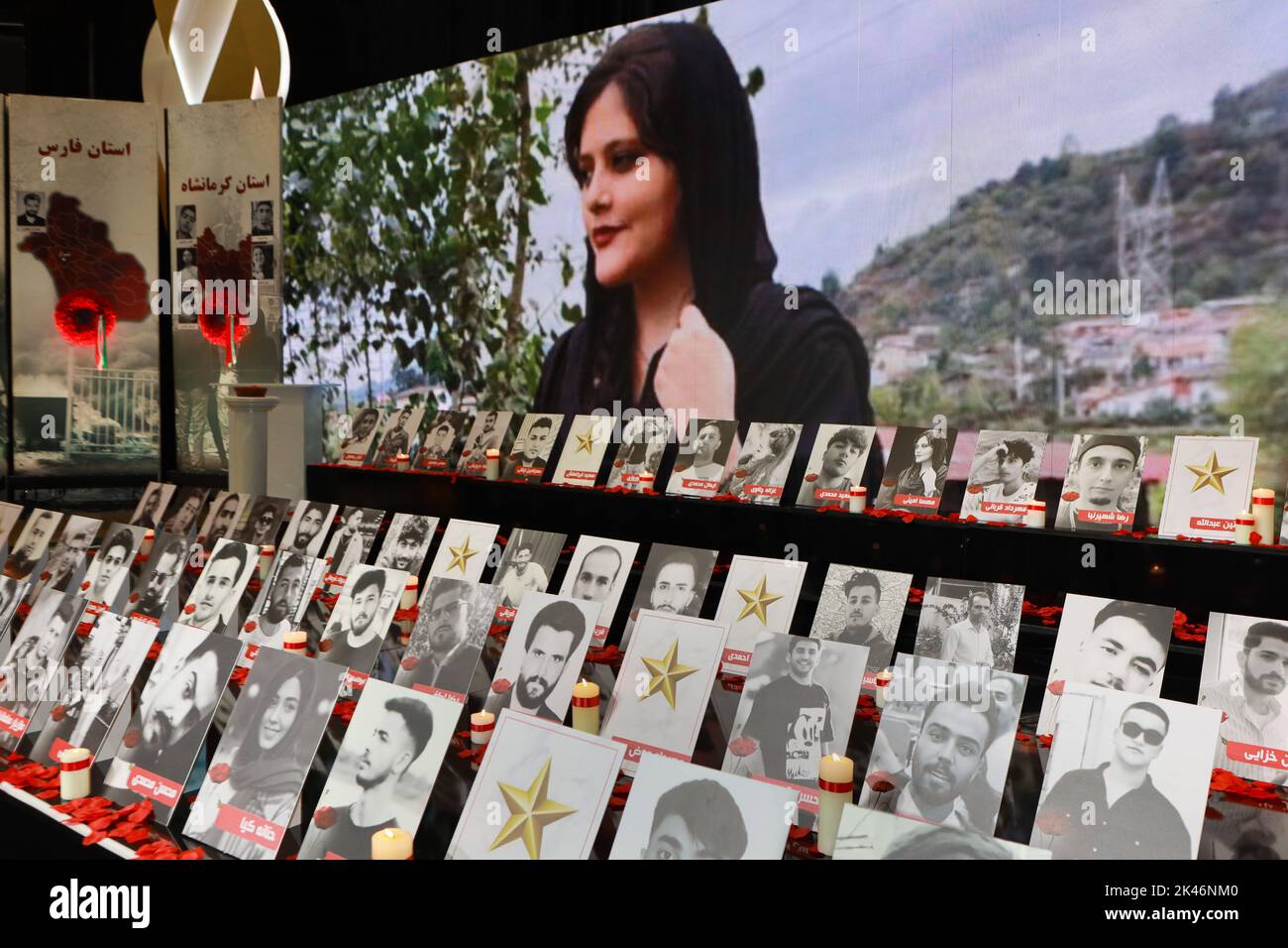Durres, Albania. 28th Set, 2022. Le immagini di coloro che sono stati uccisi dalle forze di sicurezza durante la rivolta nazionale in Iran, viste come persone, rendono loro omaggio. Scatenata dalla morte in custodia di Mahsa Amini, una donna curda di 22 anni, sono stati segnalati almeno 300 manifestanti uccisi e 15.000 arrestati durante rivolte a livello nazionale in Iran. (Credit Image: © Siavosh Hosseini/SOPA Images via ZUMA Press Wire) Foto Stock