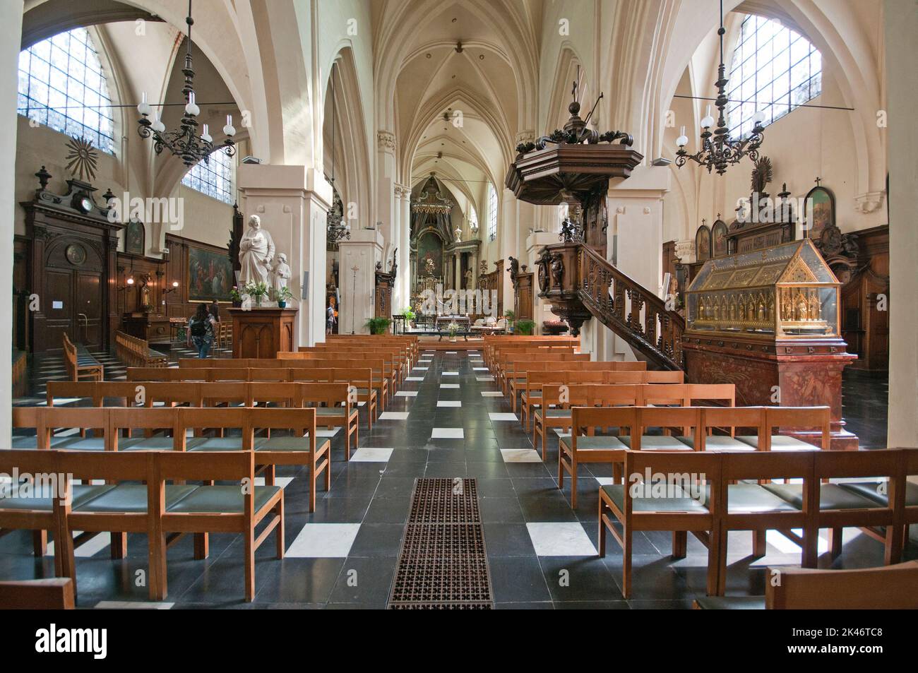 Chiesa di San Nicola (a destra il reliquiario dorato dei Martiri di