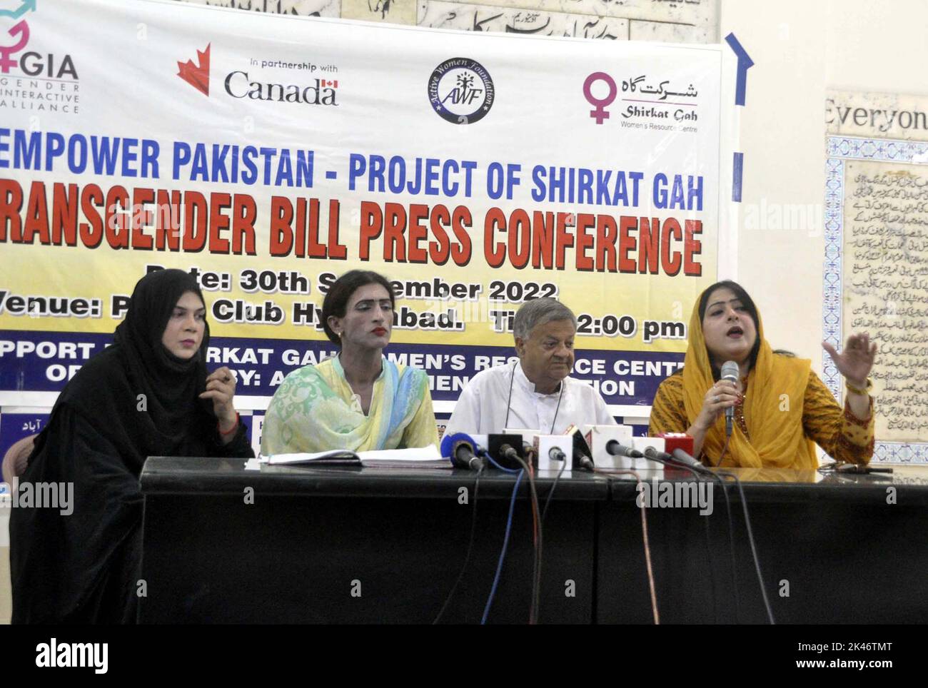 Hyderabad, Pakistan. 30th Set, 2022. Il leader della comunità transgender, sana Khan si rivolge ai media durante la conferenza stampa su Transgender Bill, al press club di Hyderabad venerdì 30 settembre 2022. Credit: Asianet-Pakistan/Alamy Live News Foto Stock