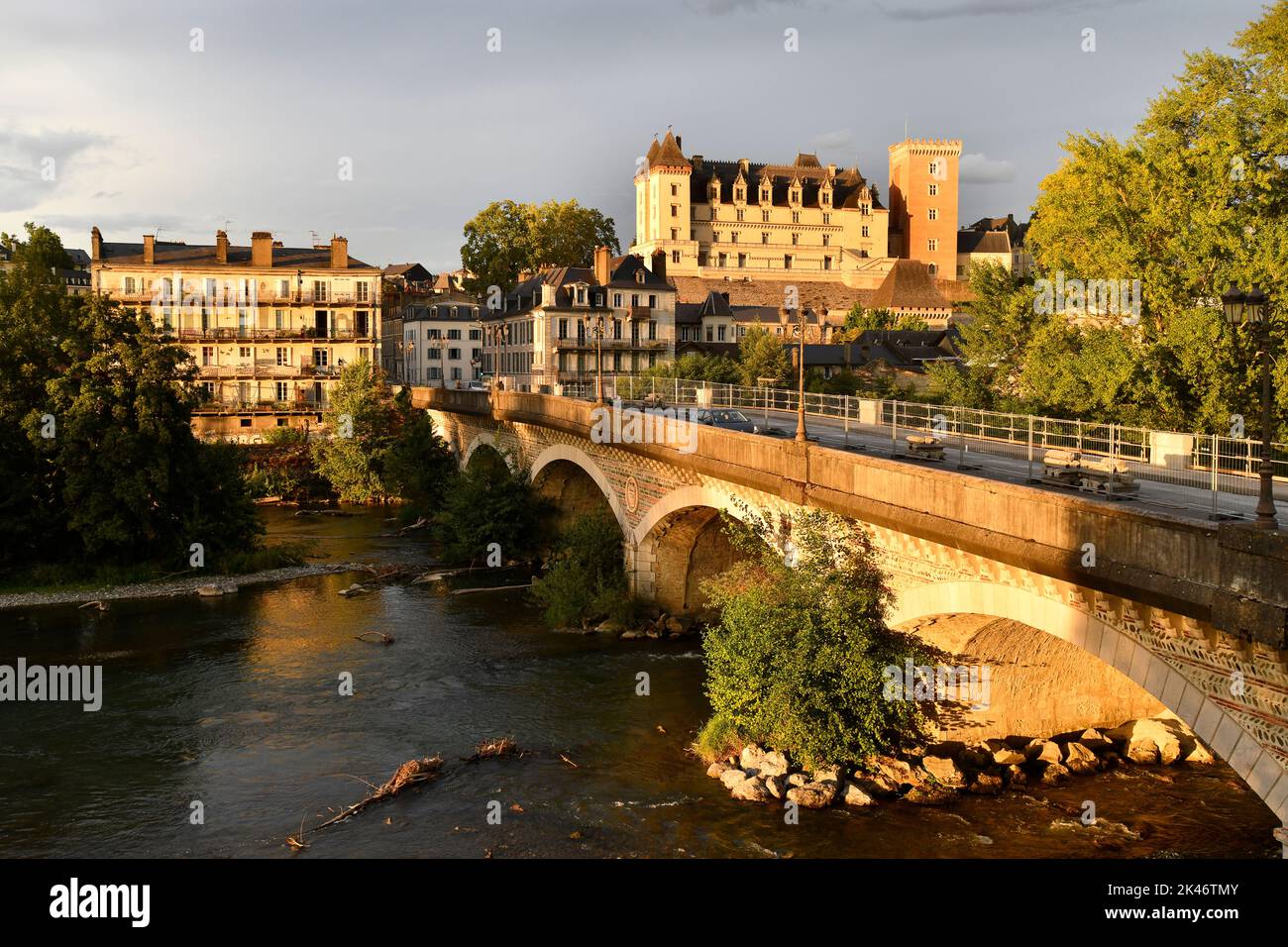 Pau nel sud-ovest della Francia con Chateau de Pau e il fiume Gave de Pau. Foto Stock