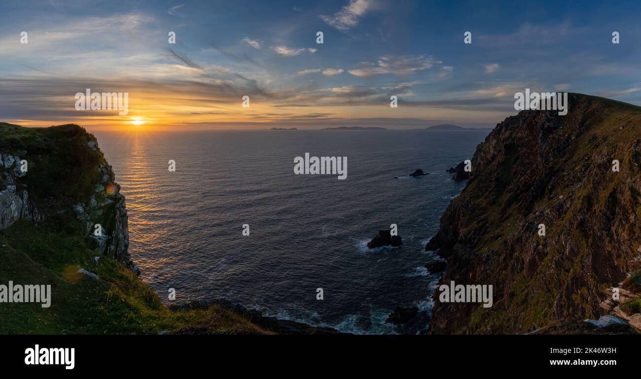 Bellissimo tramonto sull'Oceano Atlantico e le scogliere di Bray Head sull'Isola di Valentia nella Contea di Kerry dell'Irlanda occidentale Foto Stock