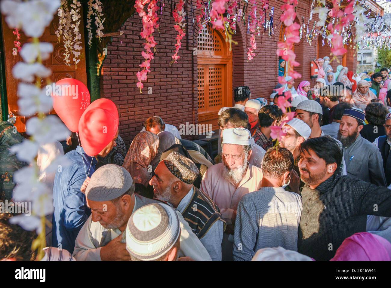 Srinagar, India. 30th Set, 2022. I devoti musulmani entrano e partono dal Santuario Sufi di Srinagar. Migliaia di musulmani si sono riuniti per offrire ogni anno la preghiera congregazionale 'Khoja Digar', una speciale preghiera di messa sul 3rd di Rabi-ul-Awwal, il terzo mese del calendario islamico, nel santuario di Sufi Saint Khawaja Naqashband durante il suo anniversario di morte. Credit: SOPA Images Limited/Alamy Live News Foto Stock