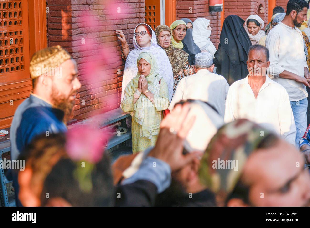 Srinagar, India. 30th Set, 2022. I devoti musulmani pregano fuori dal santuario di Sufi a Srinagar. Migliaia di musulmani si sono riuniti per offrire ogni anno la preghiera congregazionale 'Khoja Digar', una speciale preghiera di messa sul 3rd di Rabi-ul-Awwal, il terzo mese del calendario islamico, nel santuario di Sufi Saint Khawaja Naqashband durante il suo anniversario di morte. Credit: SOPA Images Limited/Alamy Live News Foto Stock