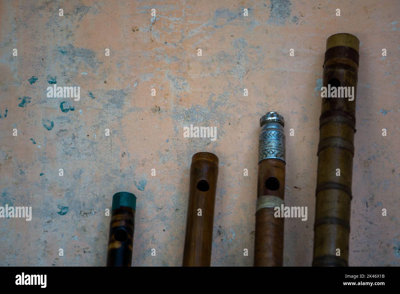 Flauto del Bangladesh. Flauto di bambù fatto a mano. Le scanalature sono disposte in file. Immagine ravvicinata del flauto. Foto Stock