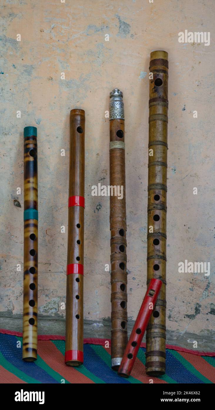 Flauto del Bangladesh. Flauto di bambù fatto a mano. Le scanalature sono disposte in file. Foto Stock