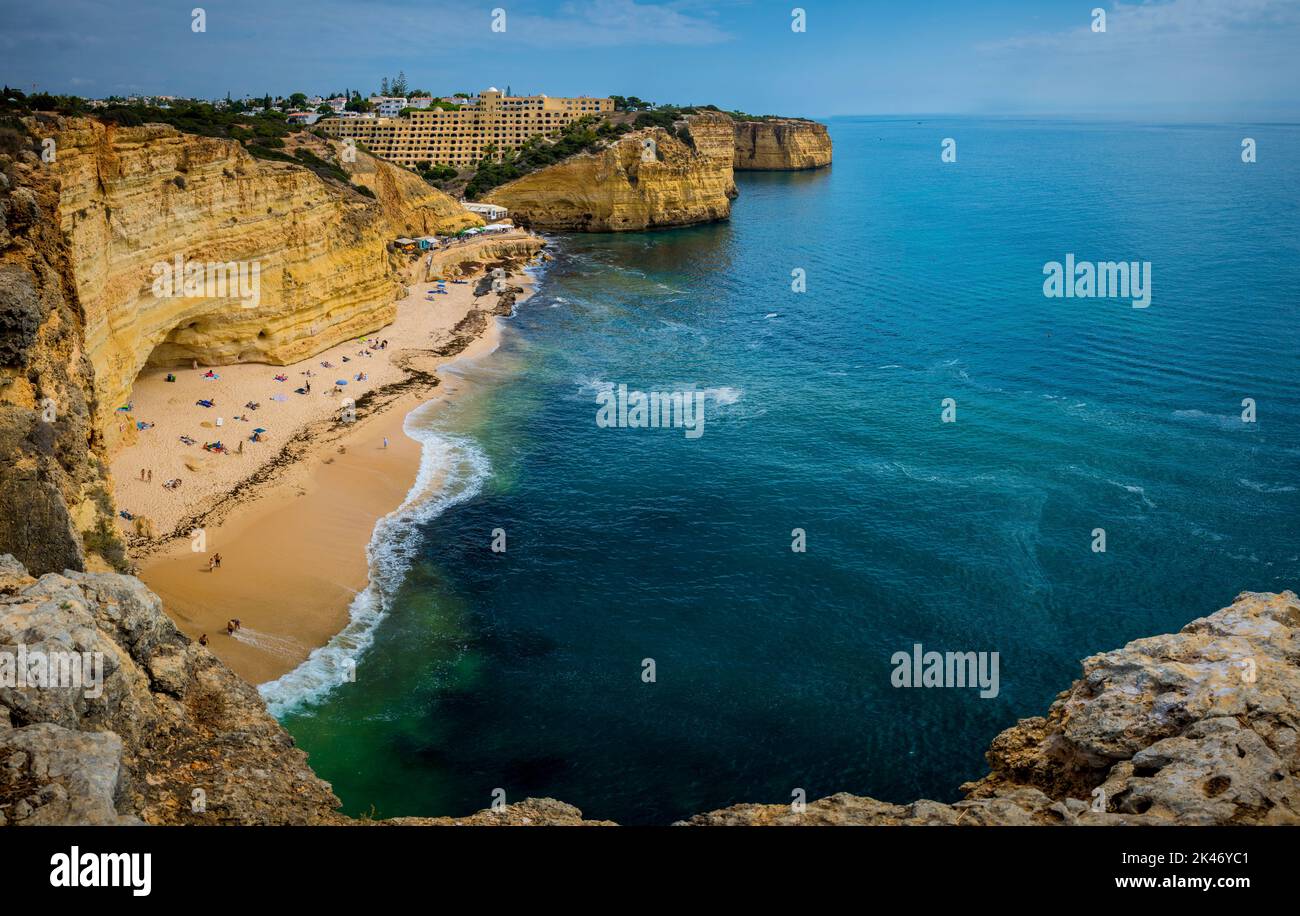 Carvoeiro, Portogallo, 2022 settembre: Vista ad angolo alto su Praia do vale de Centeanes sulla costa dell'Algarve, Portogallo. Foto Stock