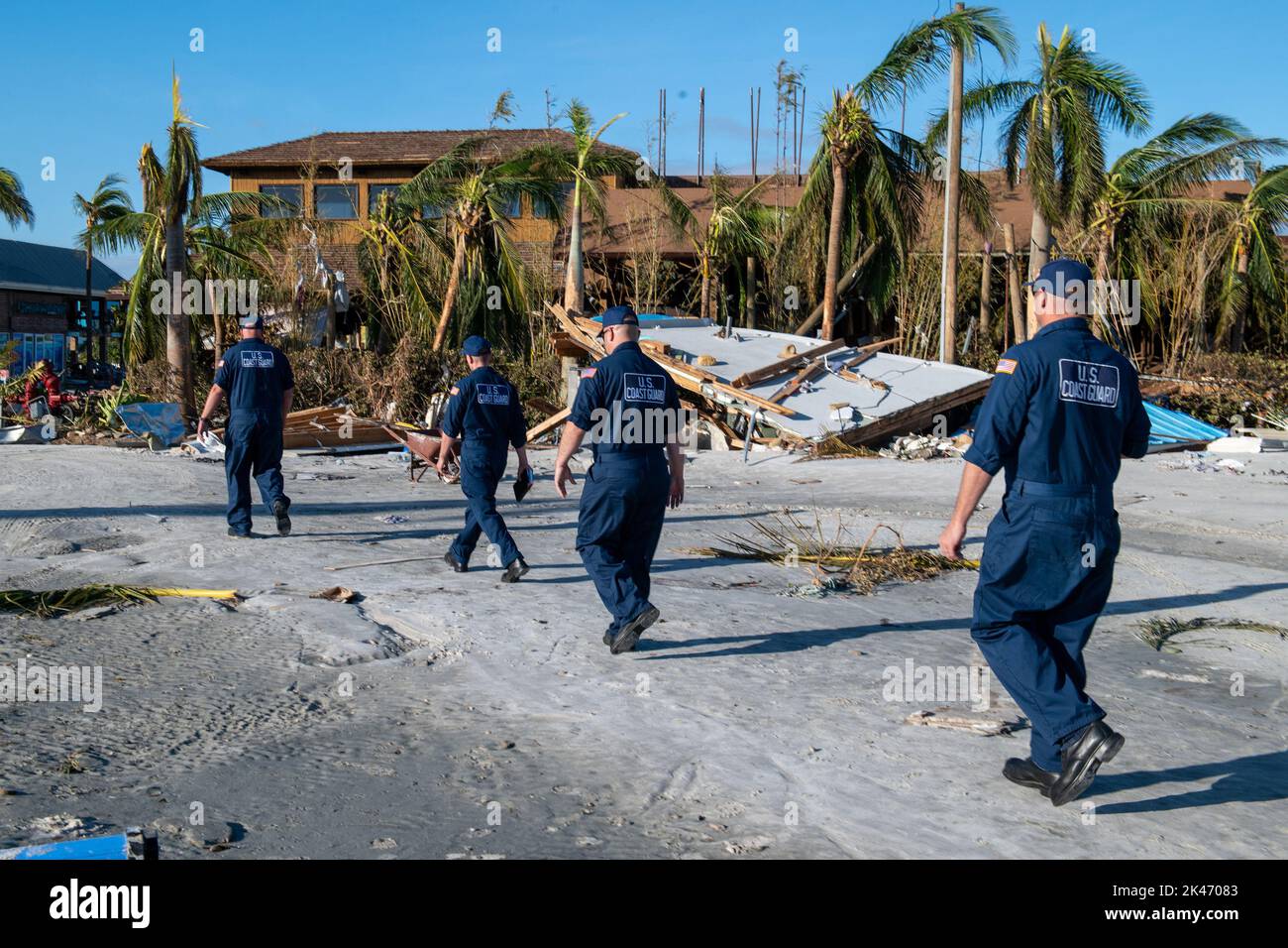 Fort Meyers, Stati Uniti. 29th Set, 2022. Il personale della Guardia Costiera degli Stati Uniti (USCG) assegnato alle squadre degli scioperi del Golfo, dell'Atlantico e del Pacifico cammina tra i detriti per cercare persone non contabilizzate a Fort Myers Beach, Florida, il 29 settembre 2022. Le squadre della Guardia di costa National Strike Force si sono mobilitate nelle aree colpite dall'uragano Ian per eseguire operazioni di ricerca e salvataggio in città. Photo by POC3 Gabriel Wisdom/U.S. Coast Guard/UPI Credit: UPI/Alamy Live News Foto Stock