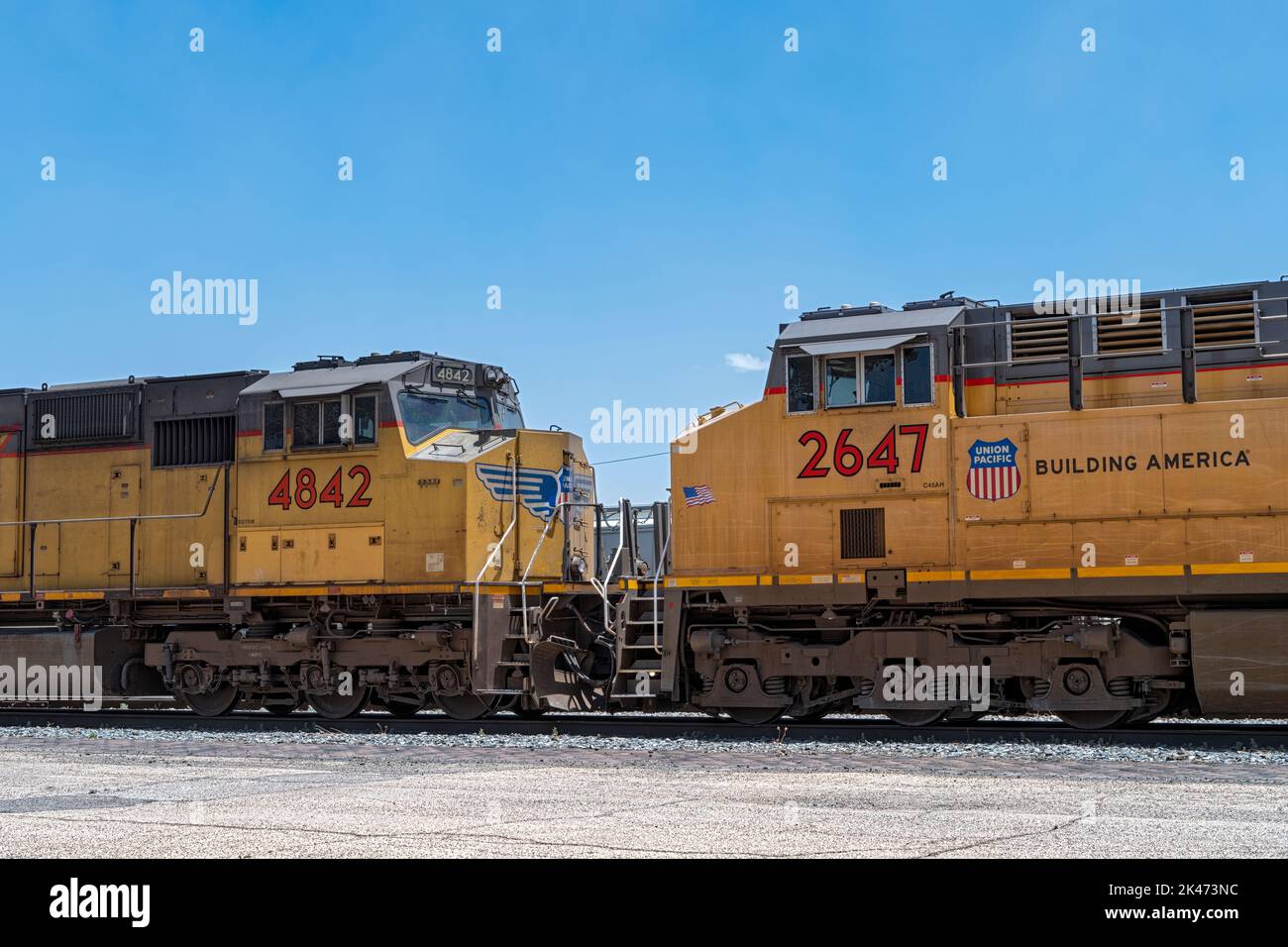 Due locomotive si trovano di fronte l'una all'altra presso la Union Pacific railyard di Milford, Utah, USA Foto Stock