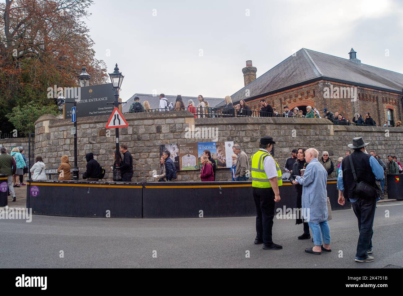 Windsor, Berkshire, Regno Unito. 30th Settembre 2022. C'era ancora una grande coda al Castello di Windsor oggi, mentre i visitatori venivano a rendere i loro ultimi rispetti a sua Maestà la Regina, che ora è stata deposta per riposare nella Cappella commemorativa di Re Giorgio VI all'interno della Cappella di San Giorgio. Oggi è il secondo giorno in cui il Castello di Windsor è stato aperto dalla fine del periodo del lutto reale. Ai residenti del Royal Borough of Windsor e Maidenhead è stato chiesto di non utilizzare la loro Advantage Card al momento, che offre loro libero accesso al Castello di Windsor, dato che si prevede che continuerà ad essere molto affollato al momento. Credito: Maur Foto Stock