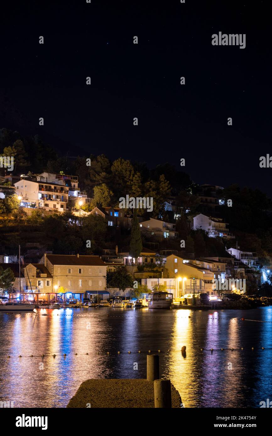 Mimice, Croazia-16th agosto 2022: Bellissimo villaggio di Mimice, Croazia, sotto il cielo limpido e scuro pieno di stelle sulla riva del mare Adriatico Foto Stock