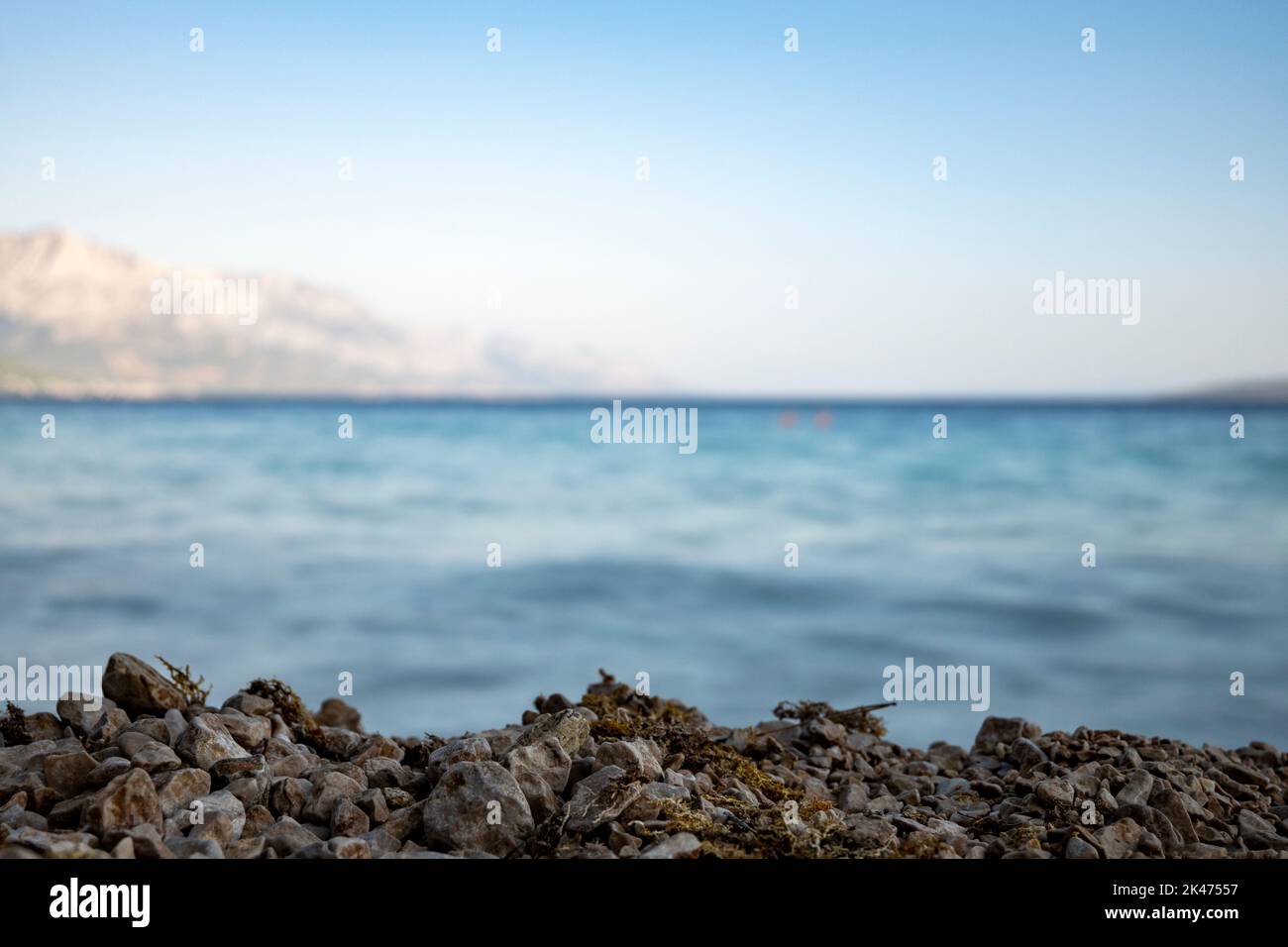 Lunga esposizione di mare e ghiaia bordo spiaggia sopra l'acqua a Mimice villaggio, Croazia Foto Stock