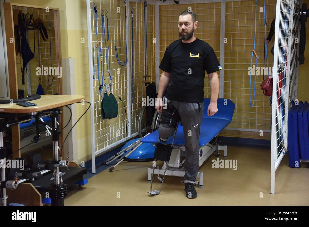 Un uomo con una gamba amputata, a causa dell'invasione militare russa, è in corso di formazione per l'installazione di una protesi a Lviv. Il primo laboratorio di protesi municipali in Ucraina nell'ambito del progetto NEZLAMNI (UNBROKEN) è stato allestito in un apposito contenitore mobile nel territorio della prima Associazione Medica di Lviv. Il produttore di protesi è la famosa azienda tedesca Ottobock. Foto Stock