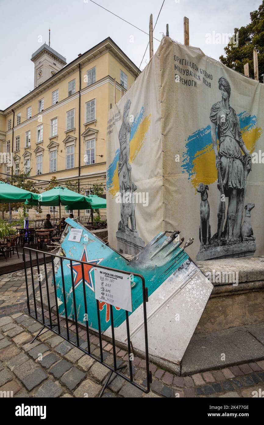 Detriti di un aereo da combattimento russo in mostra in Piazza Rynok, Lviv, Ucraina Foto Stock