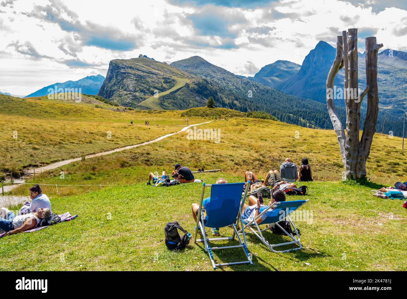 I turisti si rilassano in alta montagna al rifugio Capanna Cervino. Agosto 2022 San Martino di Castrozza, Italia Foto Stock