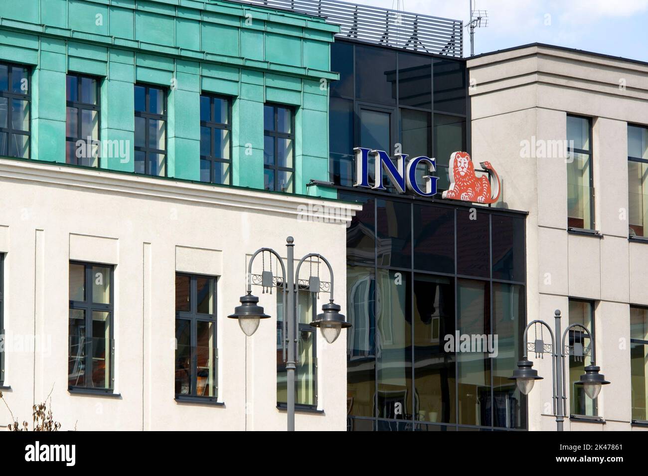 BYDGOSZCZ, POLONIA - 10 AGOSTO 2022: EDIFICIO della banca DI ING a Bydgoszcz con il marchio tipico del leone Foto Stock