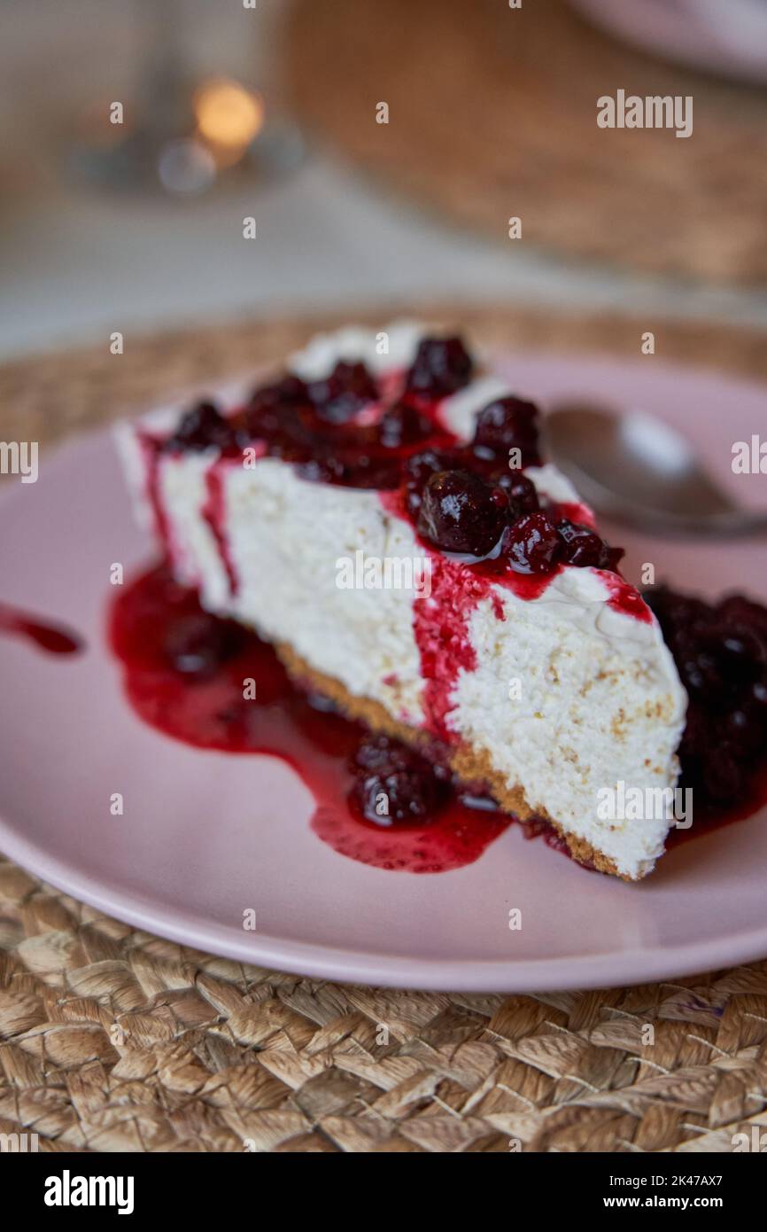 Deliziosa cheesecake fatta in casa servita come dessert in un elegante ristorante italiano. Concetto di cibo Foto Stock