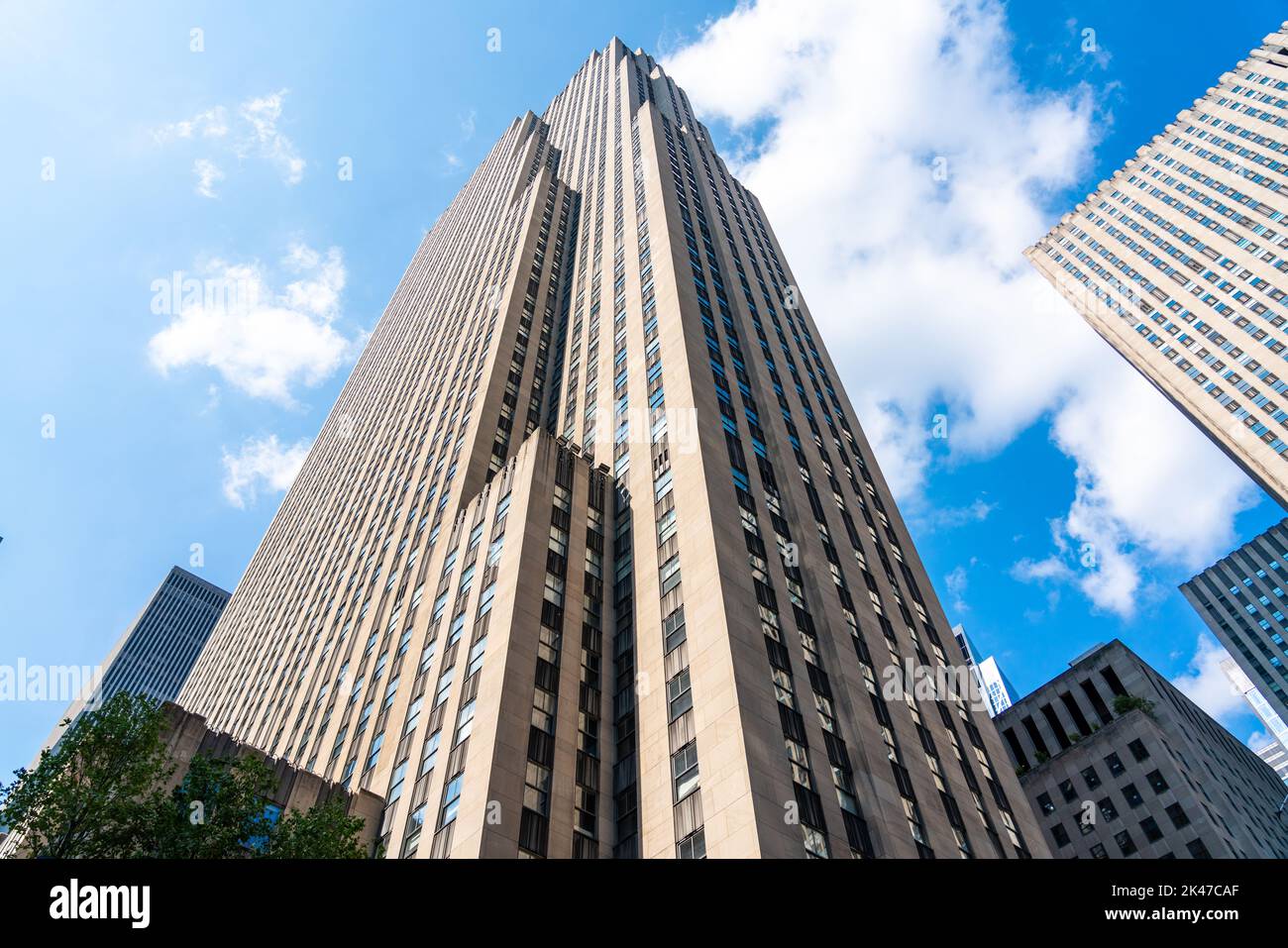 Torre del Rockefeller Center contro il cielo blu di Manhattan a New York Foto Stock
