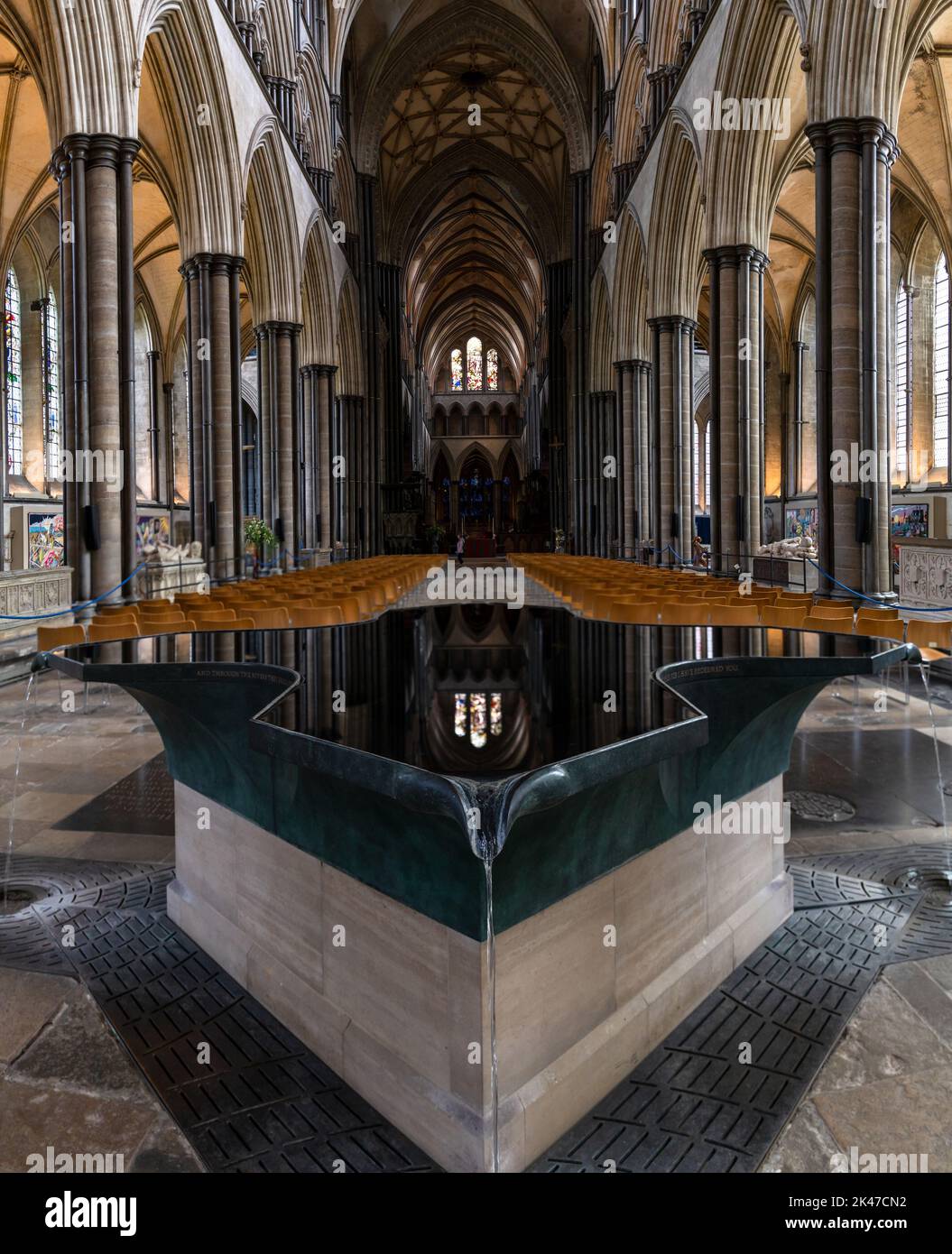 Salisbury, Regno Unito - 8 settembre, 2022: Vista del font di William Pye e la navata centrale della storica cattedrale di Salisbury Foto Stock