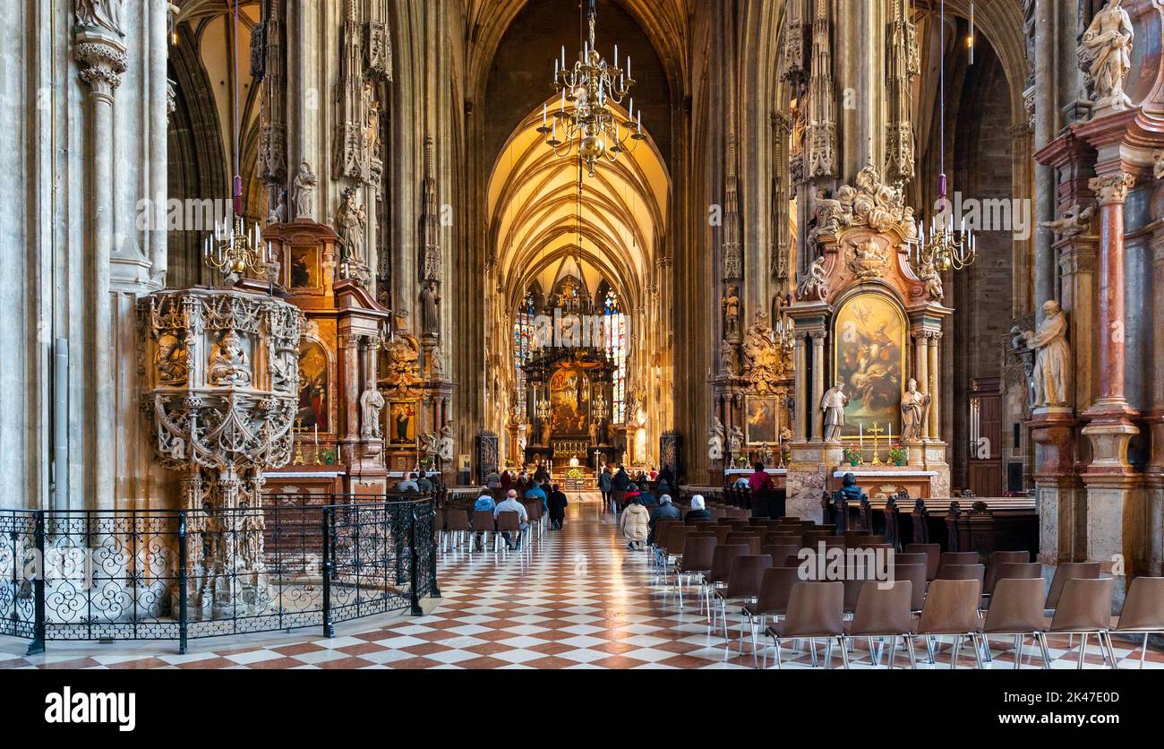 Vienna, Austria - 22 settembre, 2022: Vista della navata centrale e dell'altare durante il servizio della chiesa mattutina all'interno della storica Cattedrale di San Stepehen Foto Stock