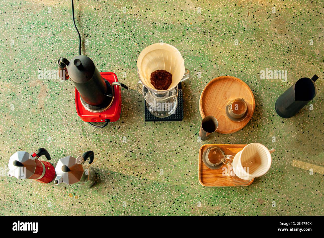 Tavolino per la preparazione del caffè espresso e macchina per il caffè su un tavolo in pietra turchese nella vista dall'alto Foto Stock